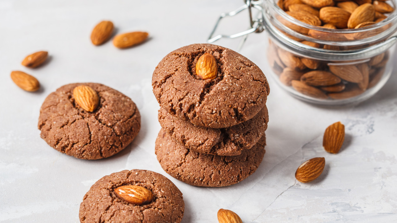 Prepare bolachas de amêndoa com apenas quatro ingredientes